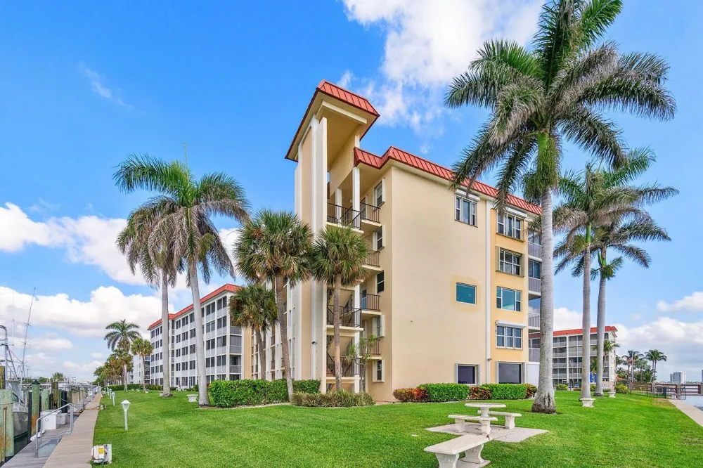 100 Paradise Harbour Boulevard #208 North Palm Beach, FL 33408