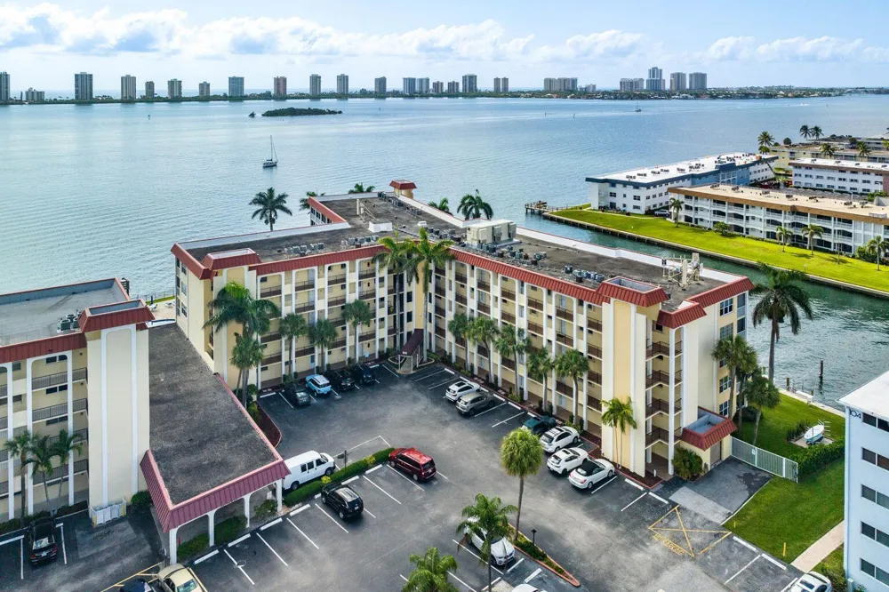 100 Paradise Harbour Boulevard #208 North Palm Beach, FL 33408