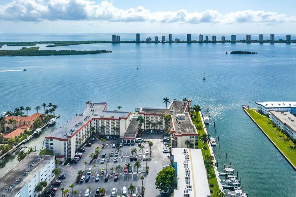 100 Paradise Harbour Boulevard #208 North Palm Beach, FL 33408