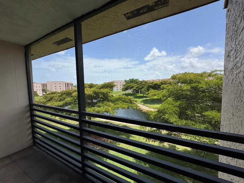 10304 Sunrise Lakes Blvd #312 Sunrise, FL 33322
