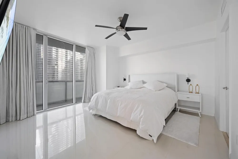 475 Brickell Avenue #1815 Miami, FL 33131