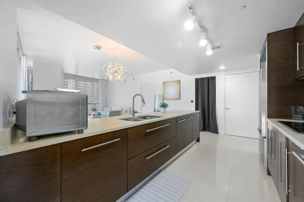 475 Brickell Avenue #1815 Miami, FL 33131