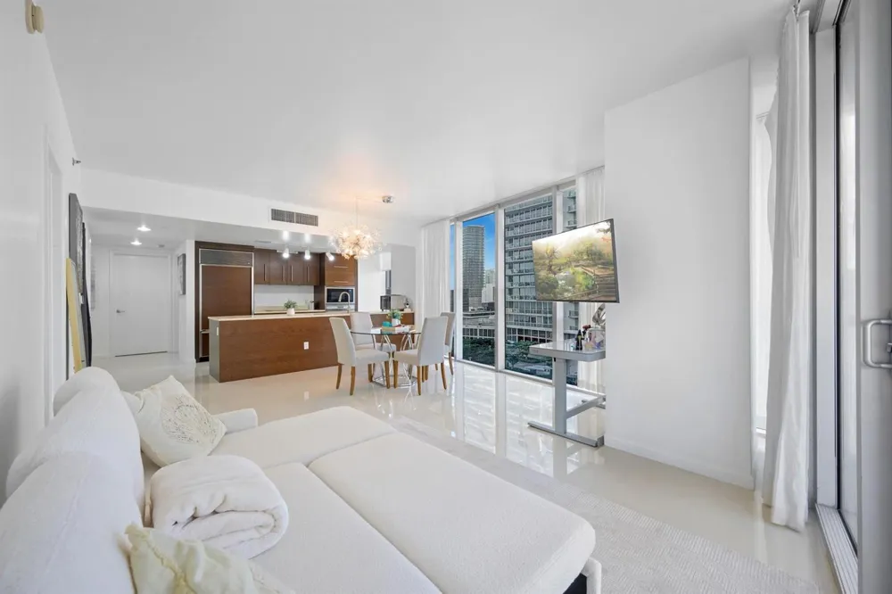 475 Brickell Avenue #1815 Miami, FL 33131