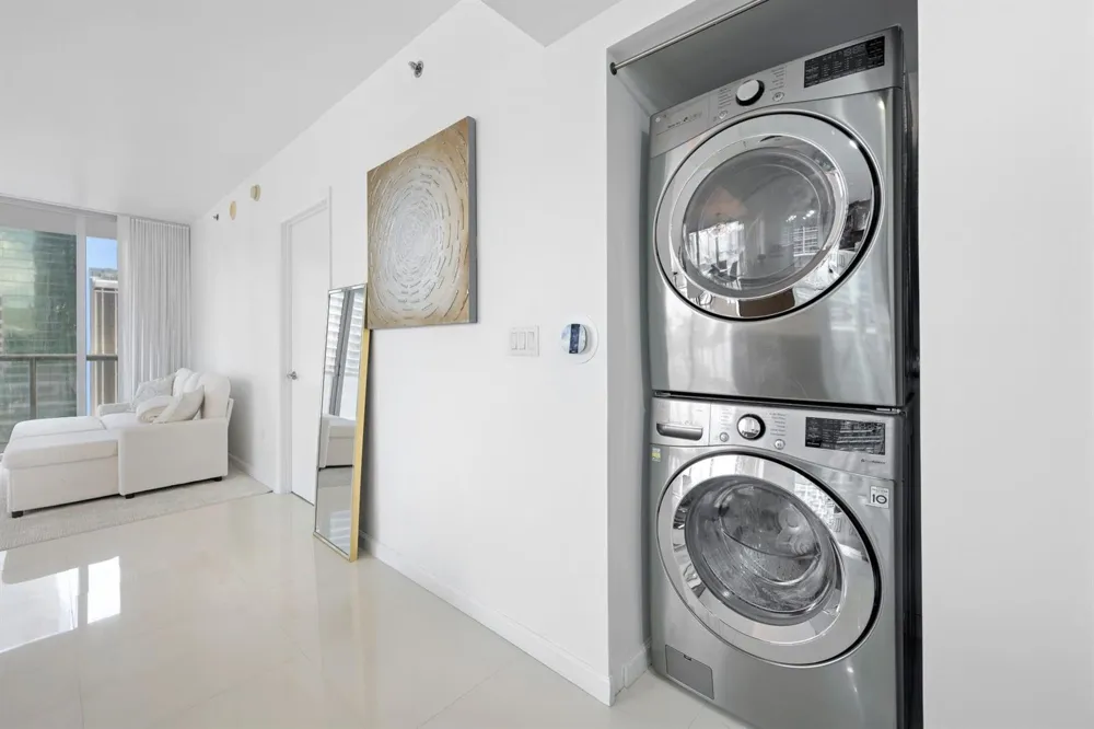 475 Brickell Avenue #1815 Miami, FL 33131