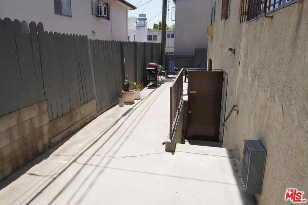 912 Hilldale #3 West Los Angeles, CA 90069