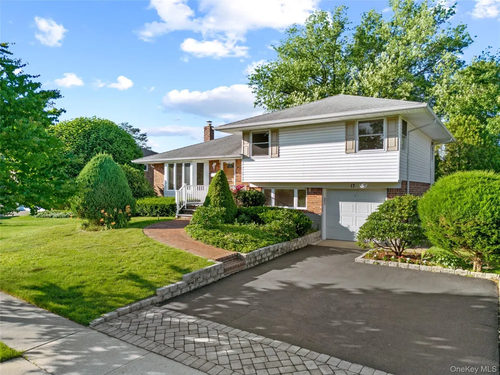 17 Wren Drive Woodbury, NY 11797