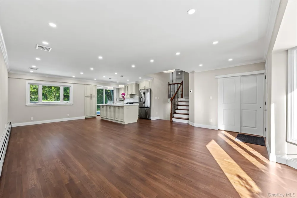 17 Wren Drive Woodbury, NY 11797