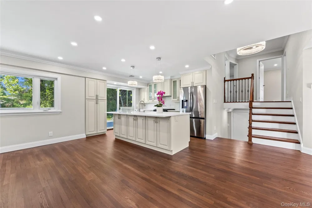 17 Wren Drive Woodbury, NY 11797