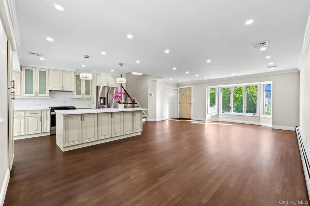 17 Wren Drive Woodbury, NY 11797