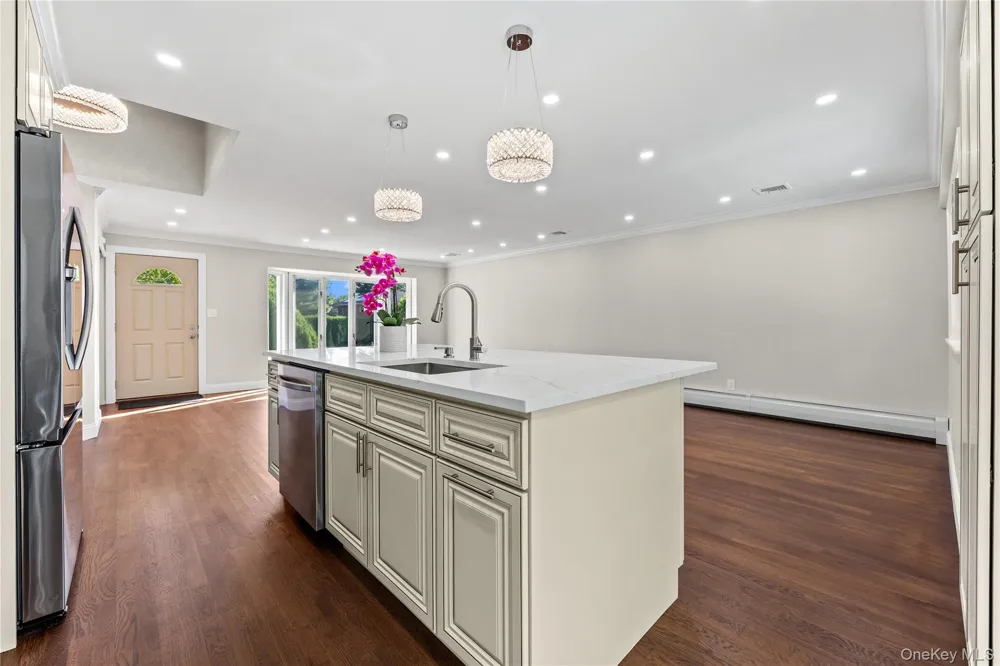 17 Wren Drive Woodbury, NY 11797