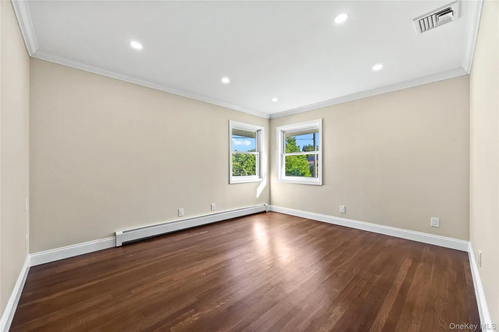 17 Wren Drive Woodbury, NY 11797