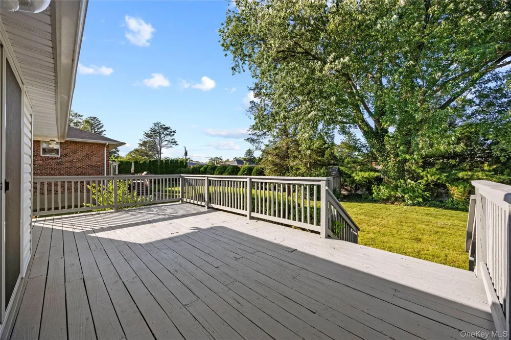 17 Wren Drive Woodbury, NY 11797