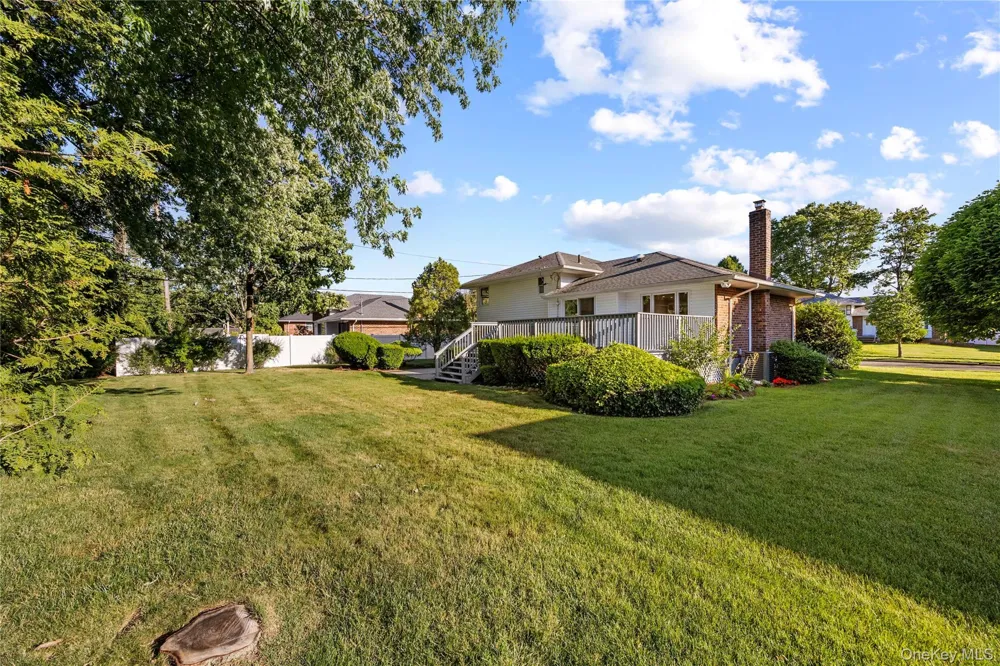 17 Wren Drive Woodbury, NY 11797