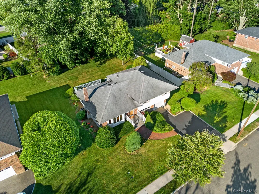17 Wren Drive Woodbury, NY 11797