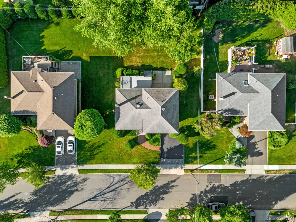 17 Wren Drive Woodbury, NY 11797