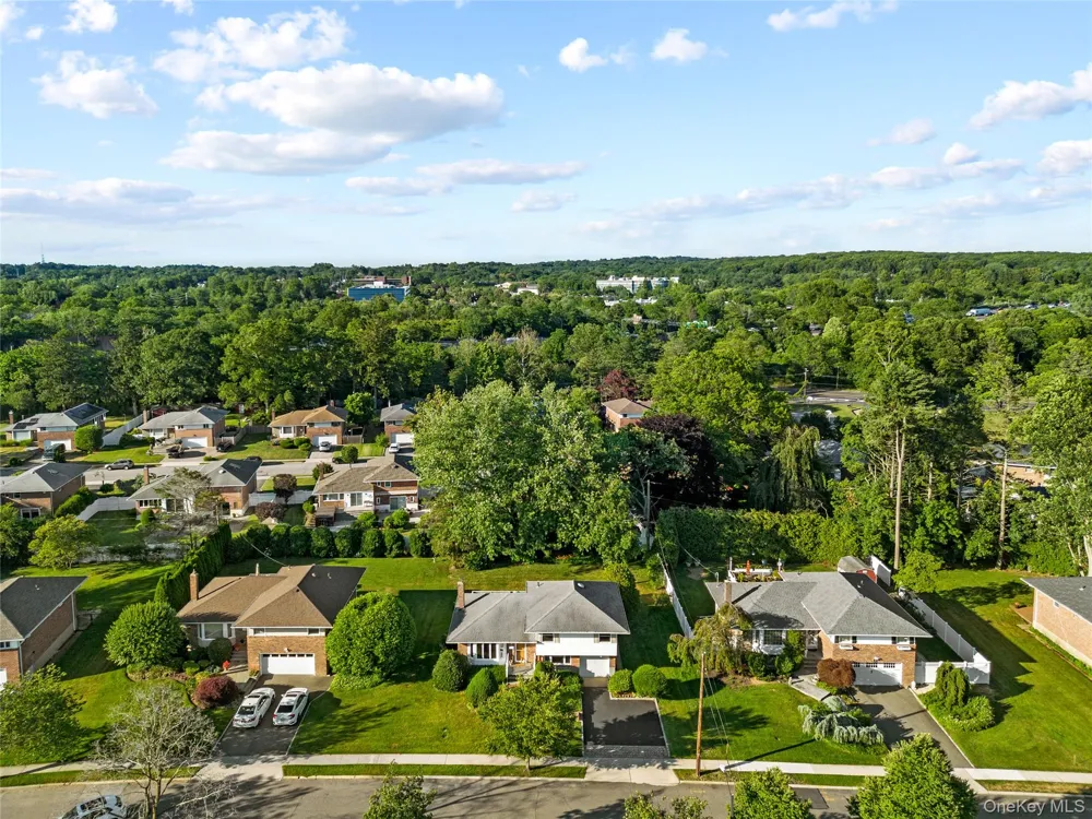 17 Wren Drive Woodbury, NY 11797