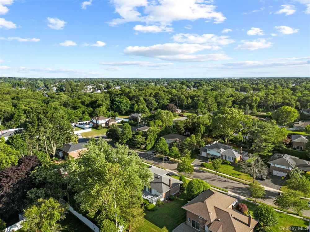 17 Wren Drive Woodbury, NY 11797