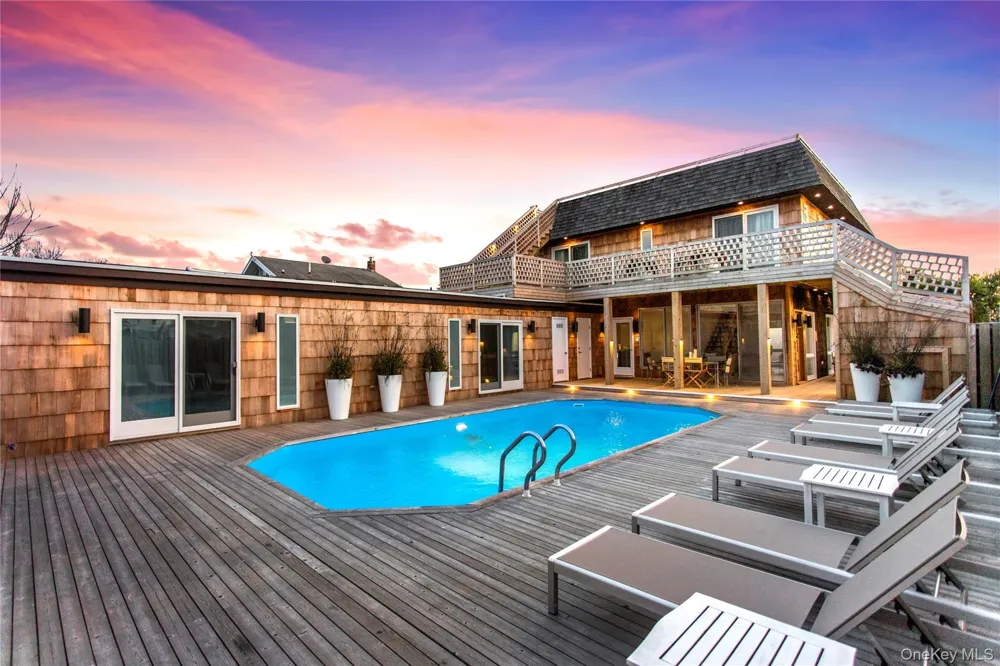 37 Bayview Walk Cherry Grove, NY 11782