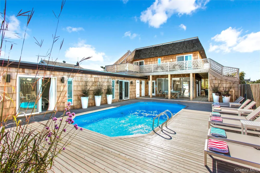 37 Bayview Walk Cherry Grove, NY 11782