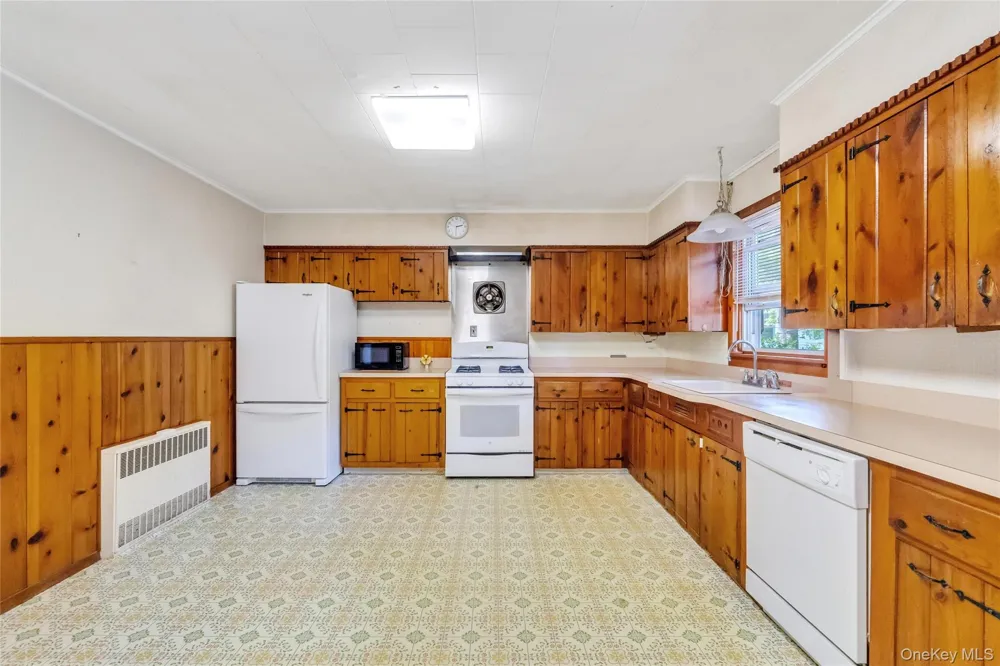 62 Squires Avenue East Quogue, NY 11942