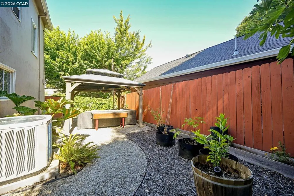 425 Bay St Crockett, CA 94525