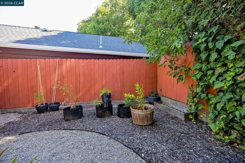 425 Bay St Crockett, CA 94525