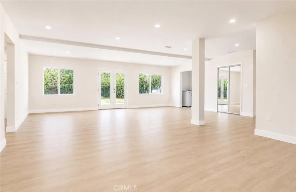 8412 Noble North Hills, CA 91343