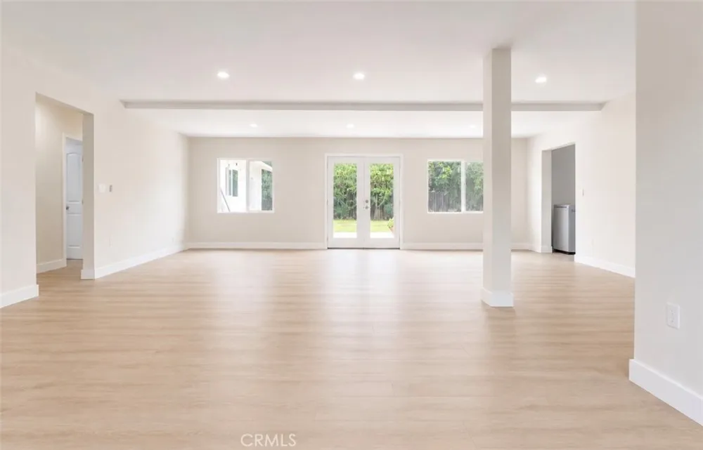 8412 Noble North Hills, CA 91343