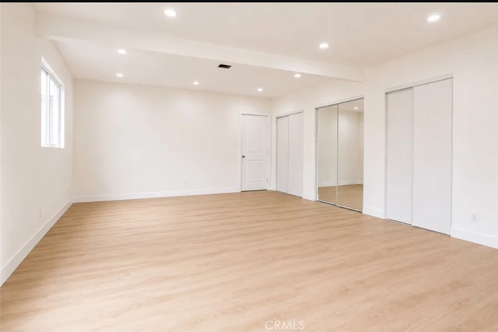8412 Noble North Hills, CA 91343