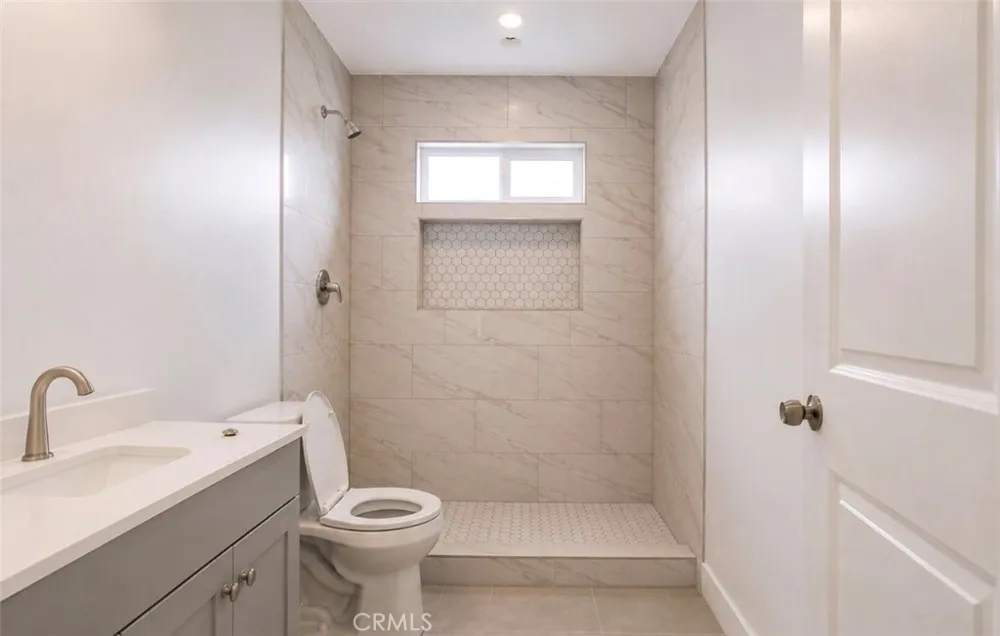 8412 Noble North Hills, CA 91343
