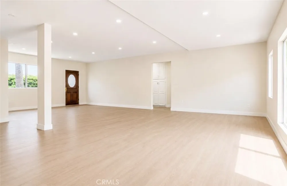 8412 Noble North Hills, CA 91343