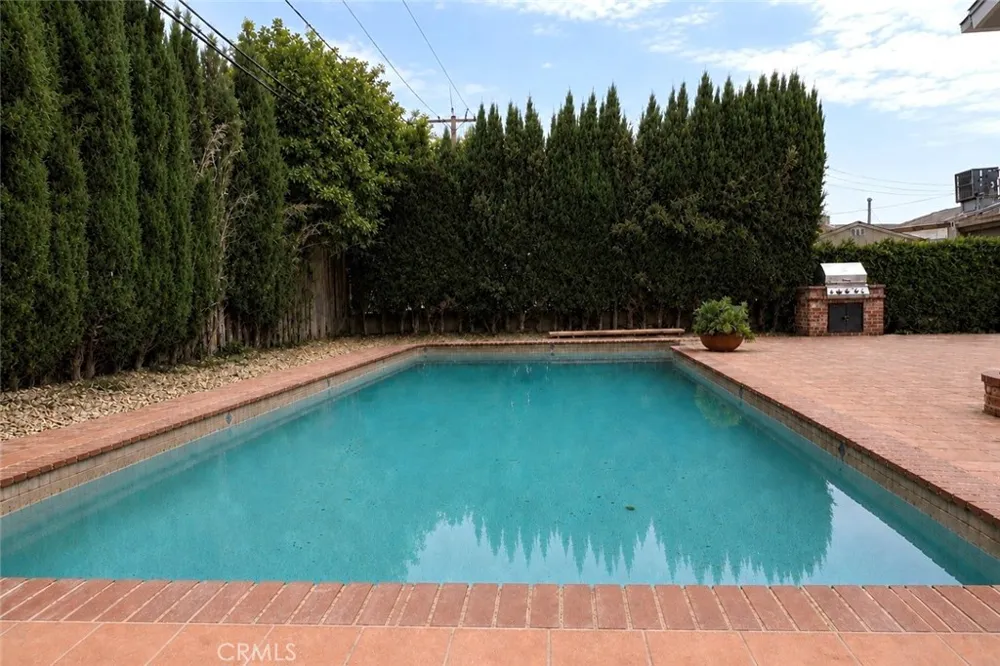 8412 Noble North Hills, CA 91343