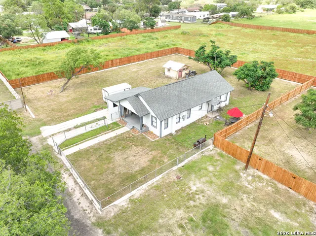 523B Rossville Devine, TX 78016