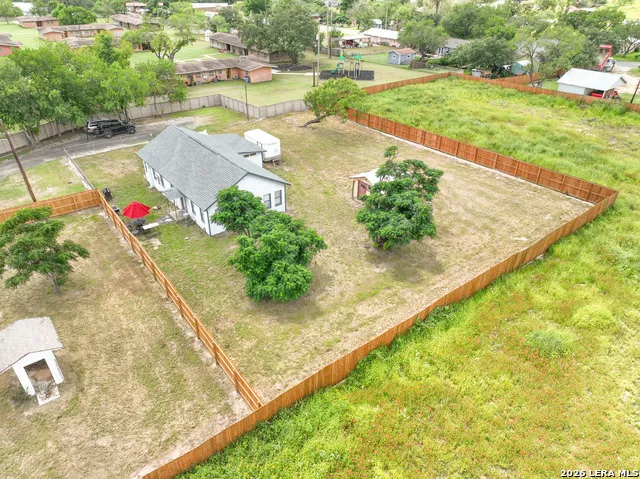 523B Rossville Devine, TX 78016