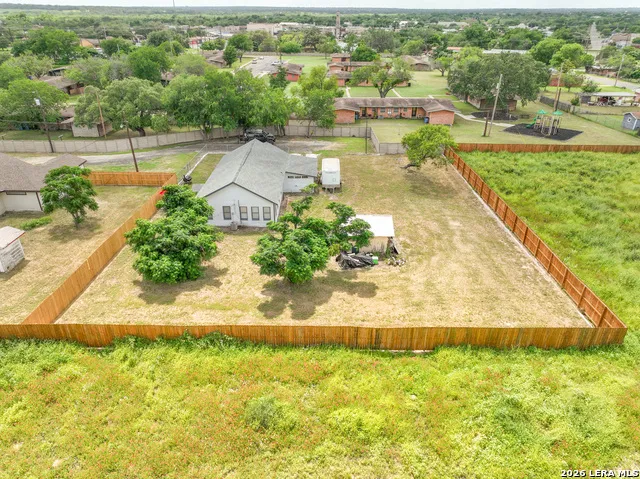 523B Rossville Devine, TX 78016