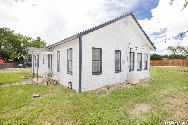 523B Rossville Devine, TX 78016