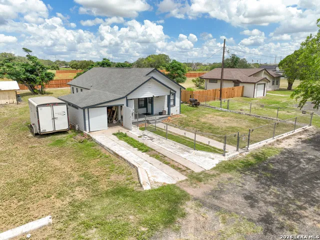 523B Rossville Devine, TX 78016