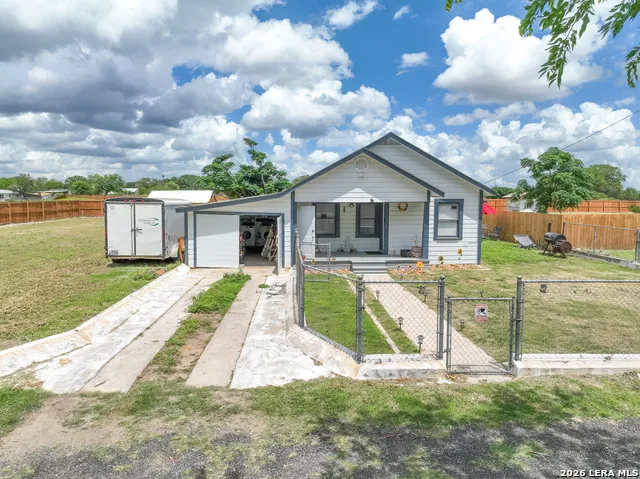 523B Rossville Devine, TX 78016