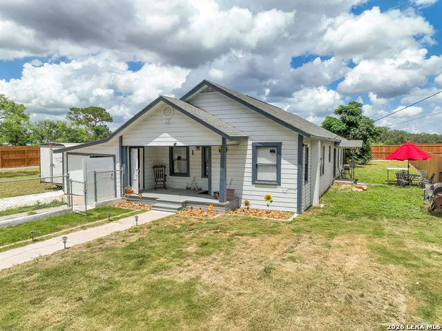 523B Rossville Devine, TX 78016
