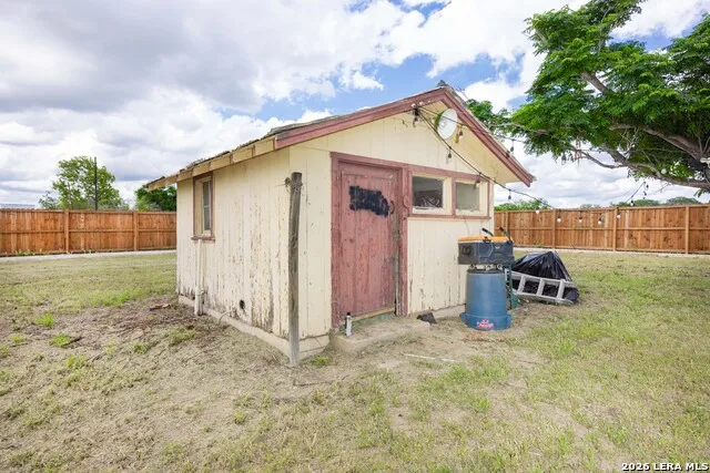523B Rossville Devine, TX 78016