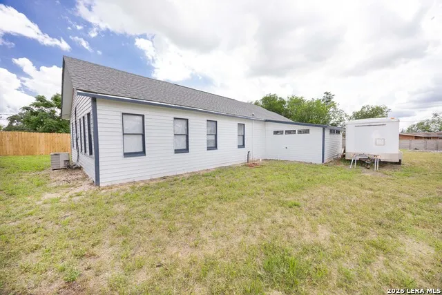 523B Rossville Devine, TX 78016