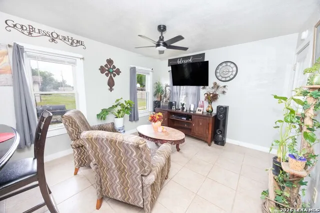 523B Rossville Devine, TX 78016