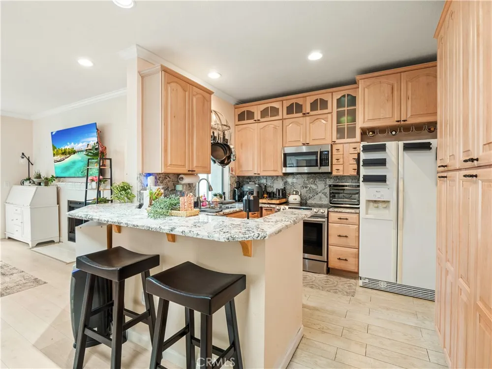 2396 Pleasant Way #I Thousand Oaks, CA 91362