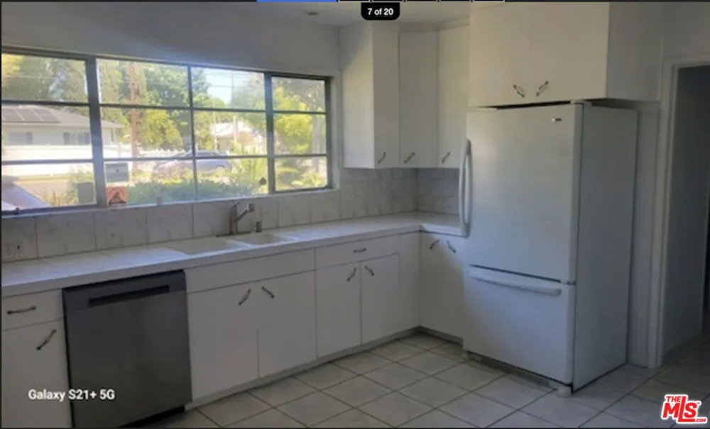 17402 Hart Street Van Nuys, CA 91406