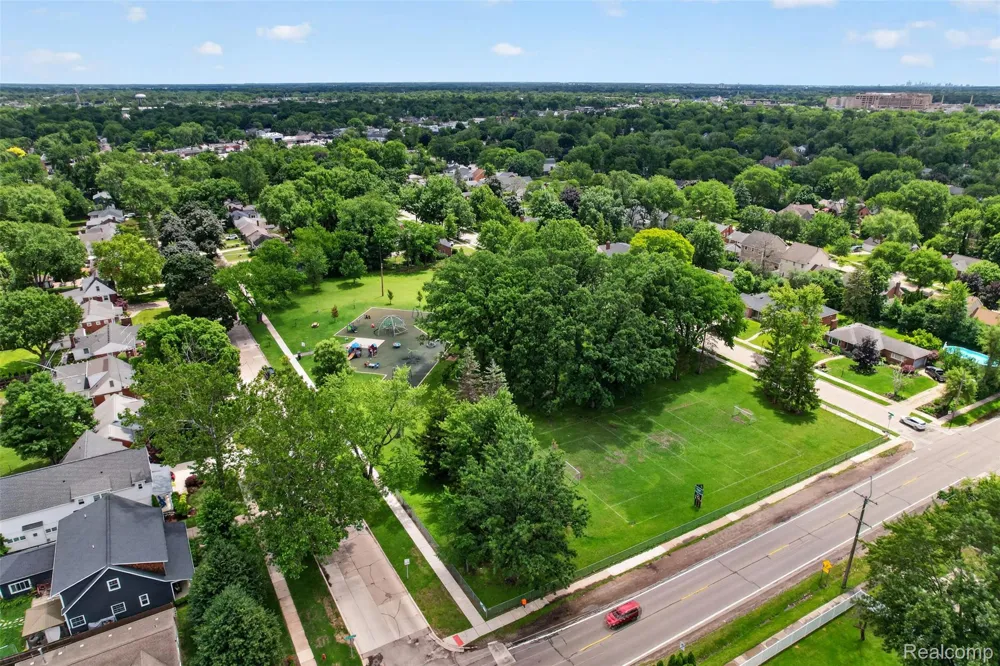 15690 Birwood Avenue Beverly Hills Village, MI 48025
