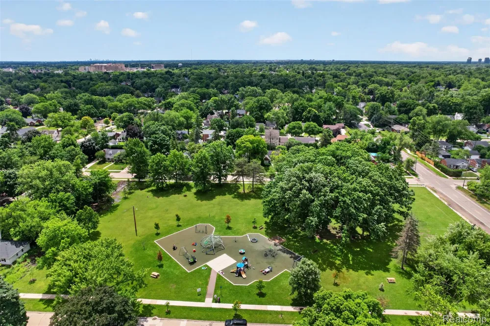 15690 Birwood Avenue Beverly Hills Village, MI 48025