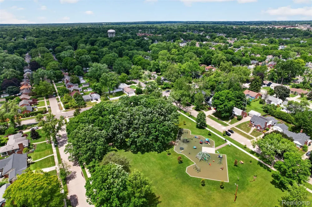 15690 Birwood Avenue Beverly Hills Village, MI 48025