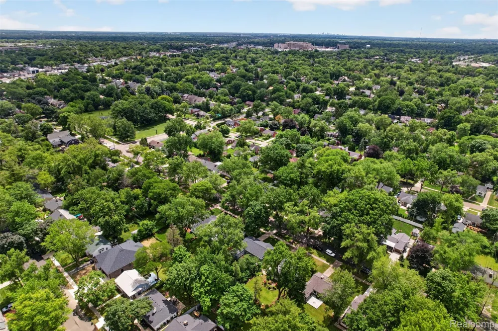 15690 Birwood Avenue Beverly Hills Village, MI 48025