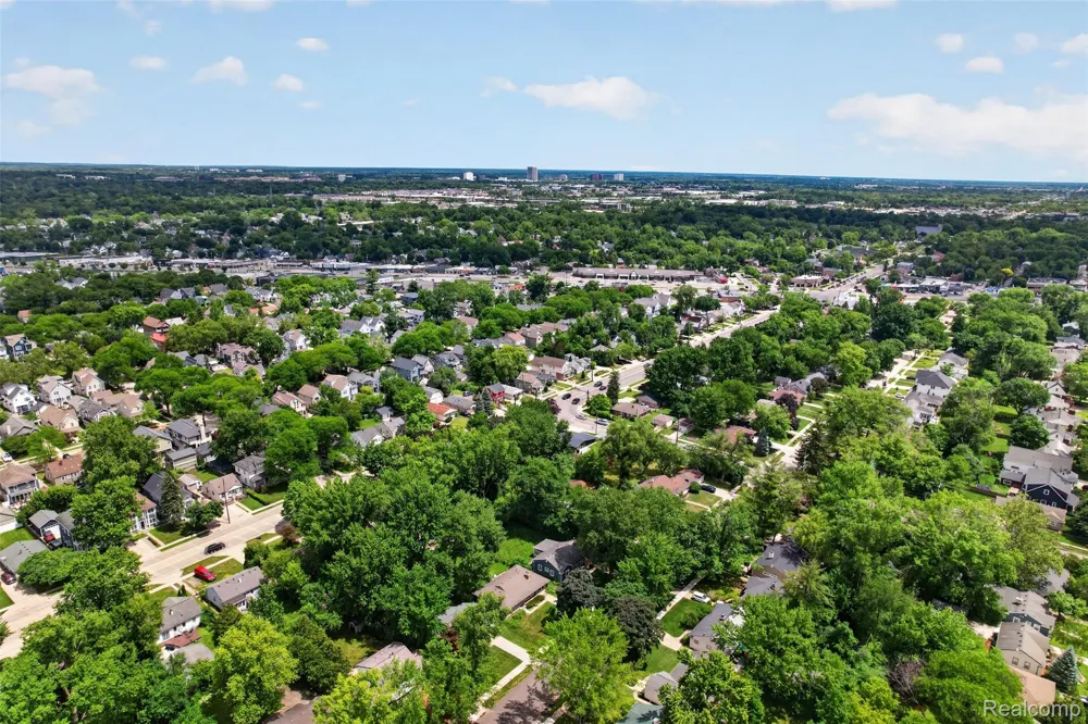 15690 Birwood Avenue Beverly Hills Village, MI 48025