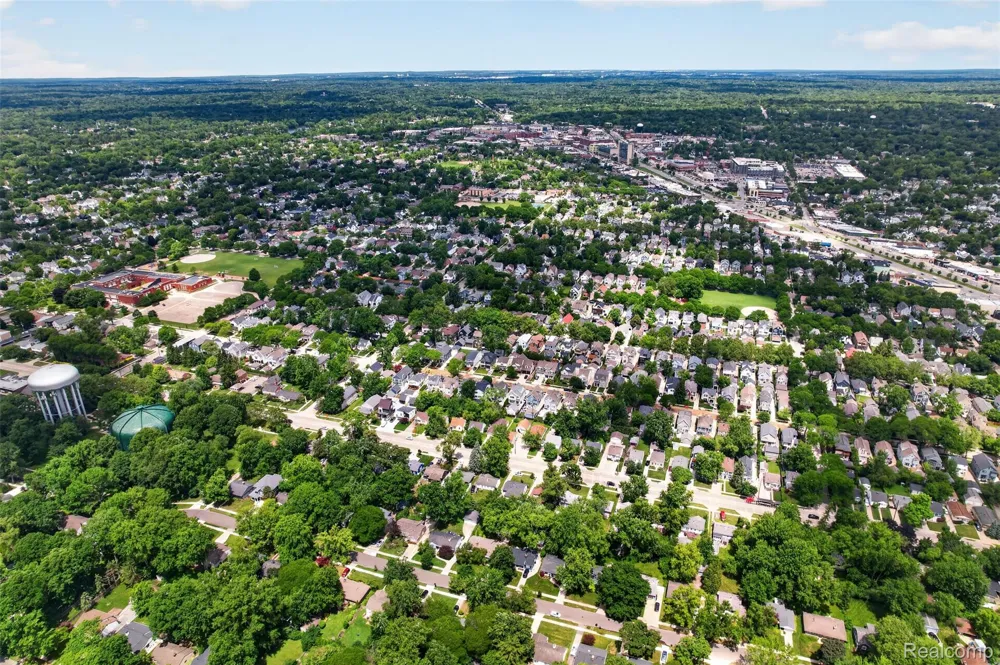 15690 Birwood Avenue Beverly Hills Village, MI 48025